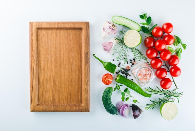 Świeże warzywa i deska do krojenia