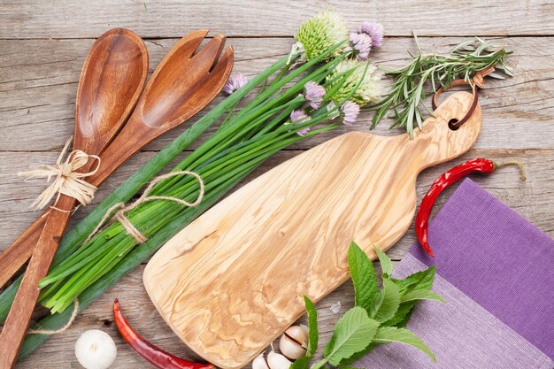 Kuchnia z ziołami i naczyniami